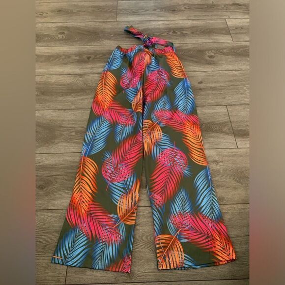 Floral pants perfect to take to a tropical vacation - Picture 1 of 4